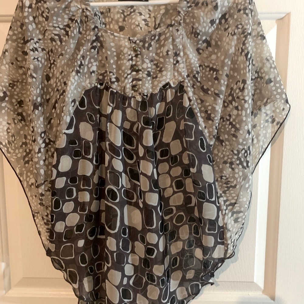Cute small top with bell sleeves & 3 buttons at top